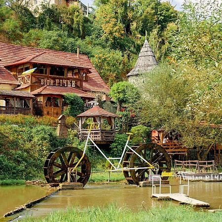 Bilya Richky Hotel คาเมียเนตส์-โปดิลสกี ภายนอก รูปภาพ