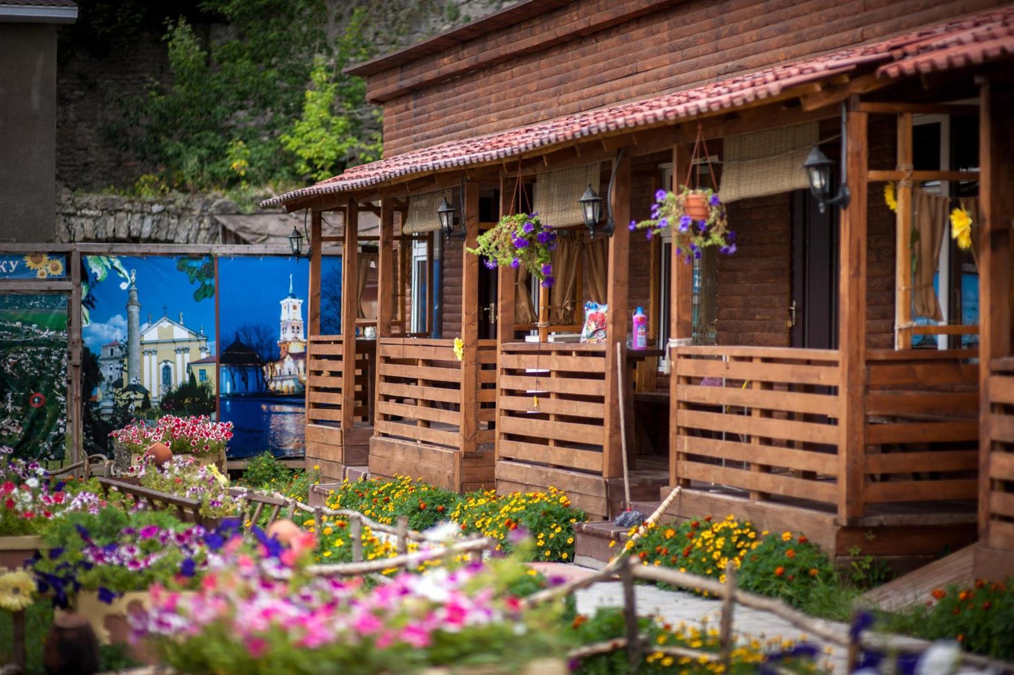 Bilya Richky Hotel คาเมียเนตส์-โปดิลสกี ภายนอก รูปภาพ