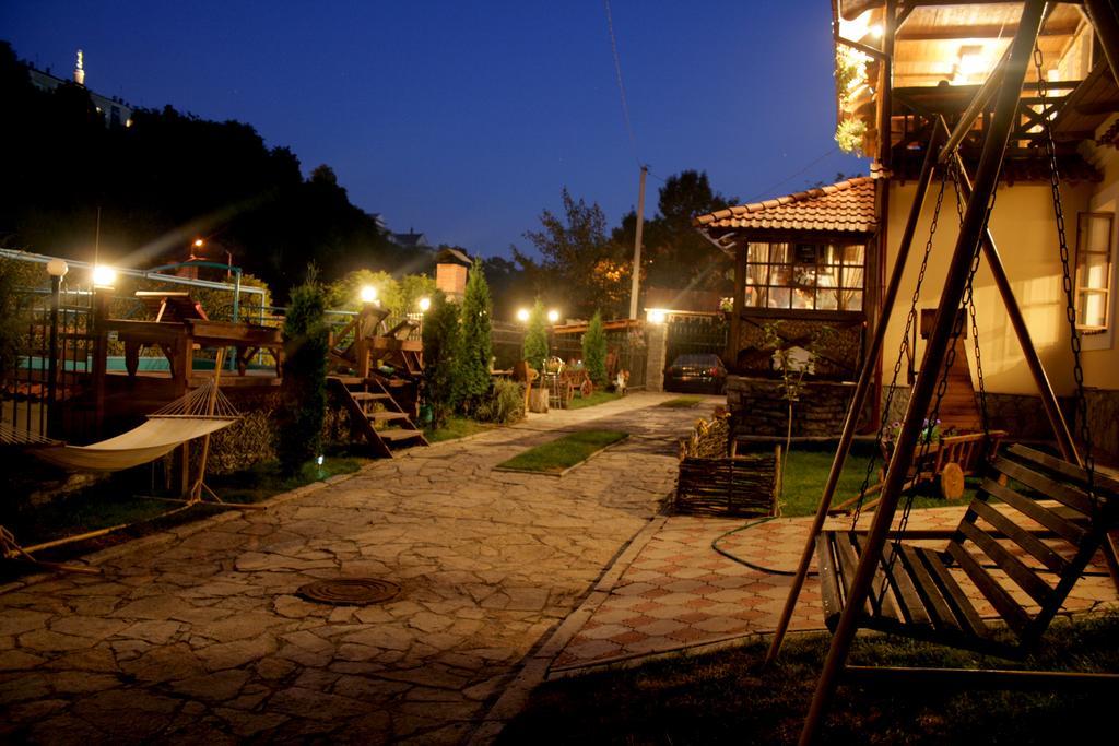 Bilya Richky Hotel คาเมียเนตส์-โปดิลสกี ภายนอก รูปภาพ