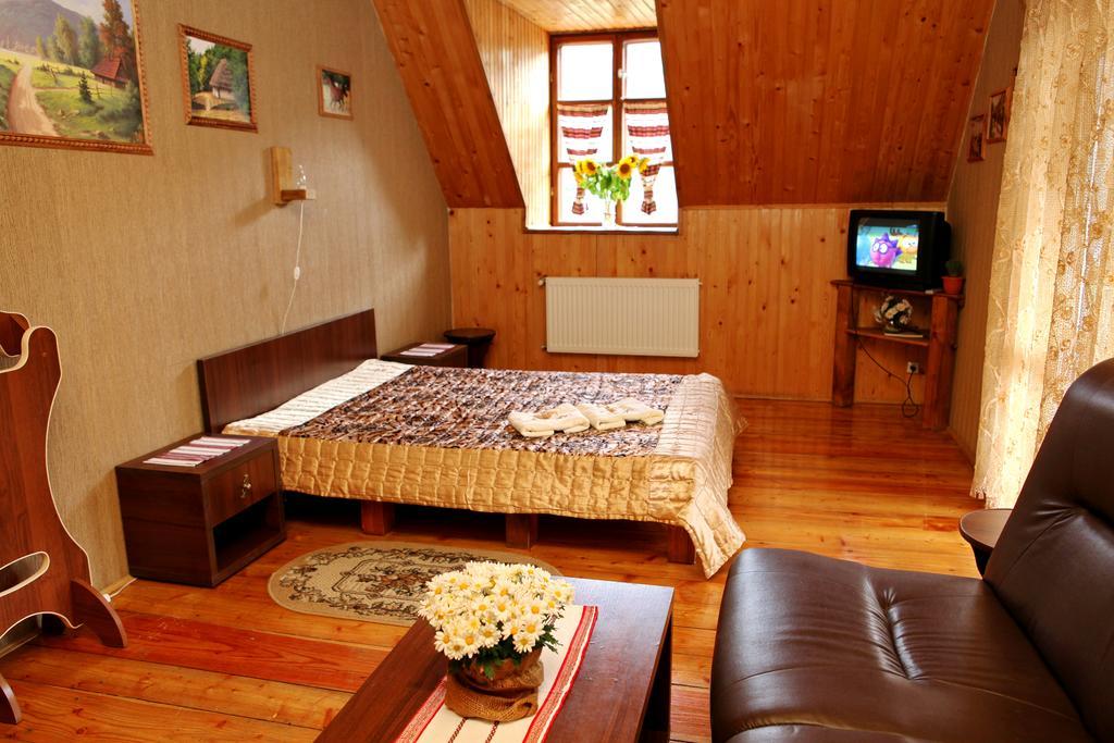 Bilya Richky Hotel คาเมียเนตส์-โปดิลสกี ภายนอก รูปภาพ