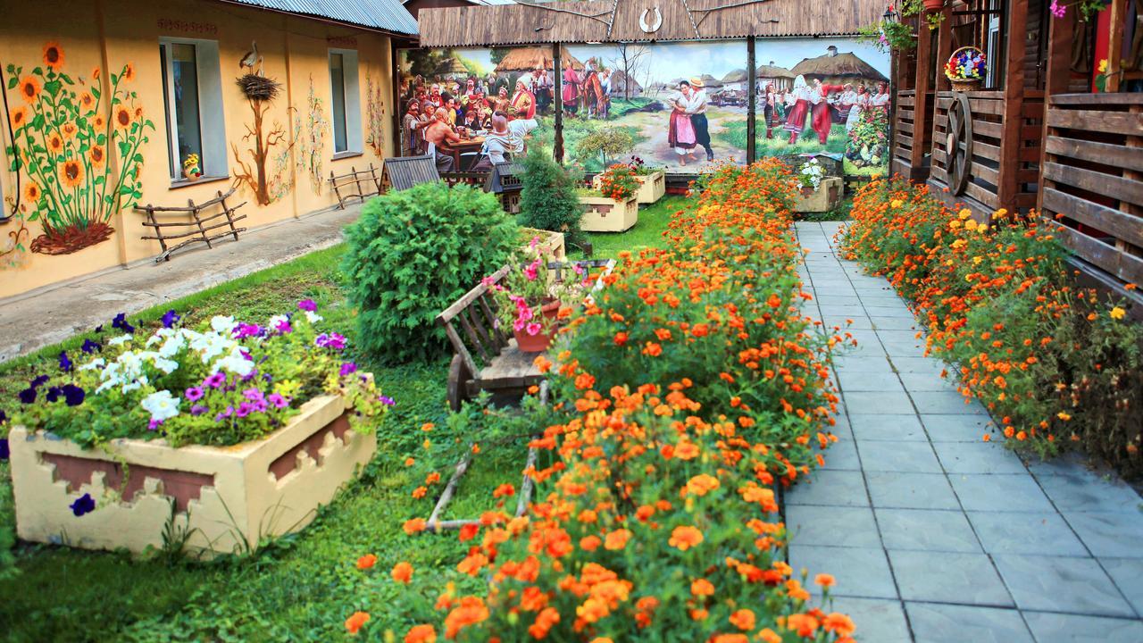 Bilya Richky Hotel คาเมียเนตส์-โปดิลสกี ภายนอก รูปภาพ