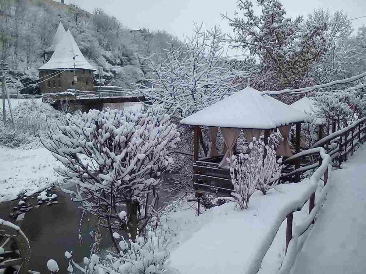 Bilya Richky Hotel คาเมียเนตส์-โปดิลสกี ภายนอก รูปภาพ