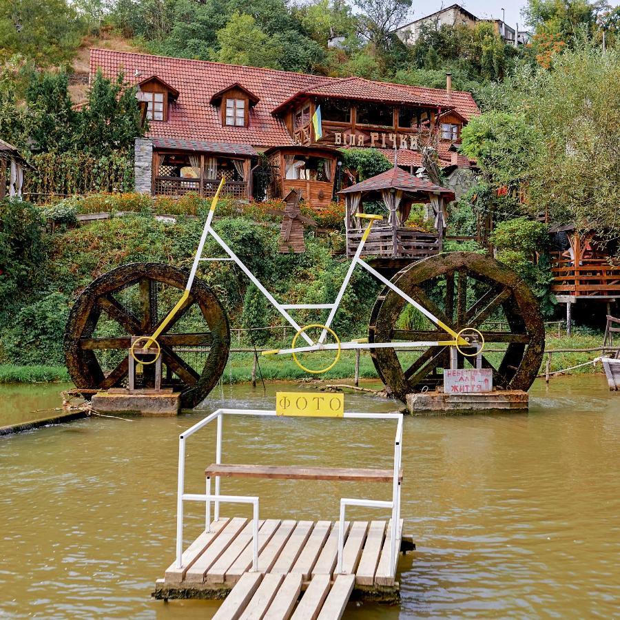 Bilya Richky Hotel คาเมียเนตส์-โปดิลสกี ภายนอก รูปภาพ