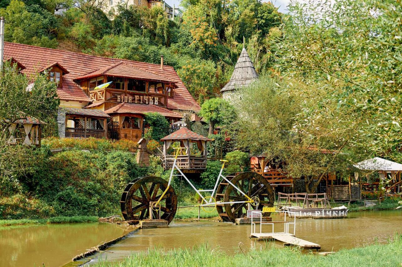 Bilya Richky Hotel คาเมียเนตส์-โปดิลสกี ภายนอก รูปภาพ